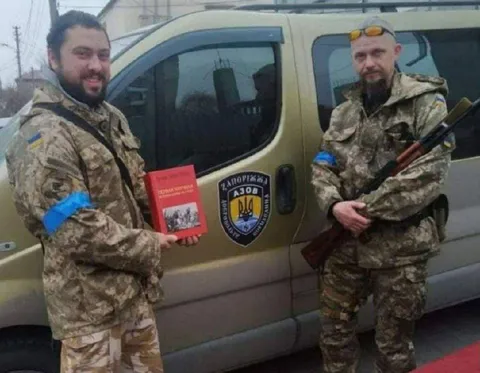 Бійці біля машини