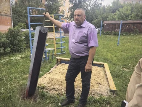 Мужчина объясняет странную конструкцию