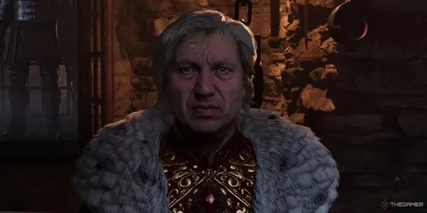 Средневековый мужчина смотрит в камеру