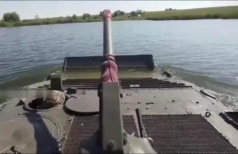 Танк превращается в рыбный суп