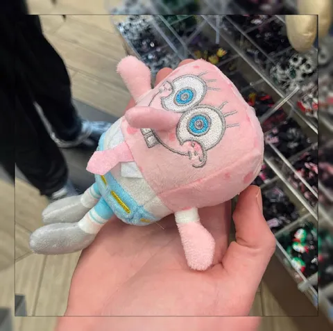 Розовая игрушка с безумными глазами