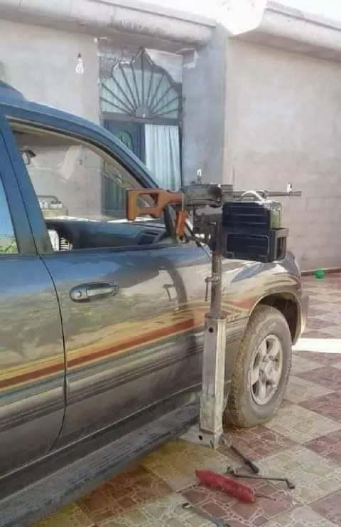 Автомобиль с самодельным оружием