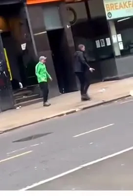 Двое падают у мяча