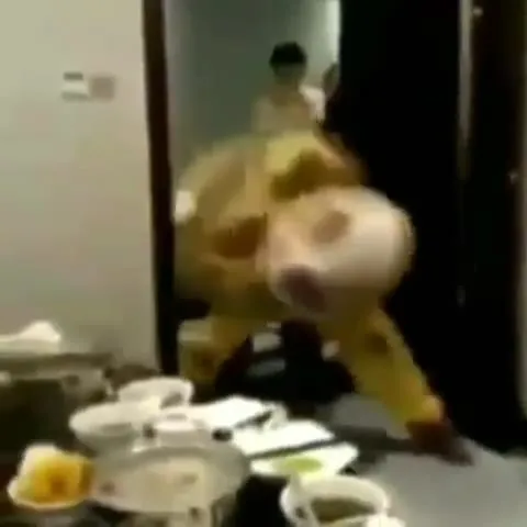 Жёлтый зверь захватывает стол
