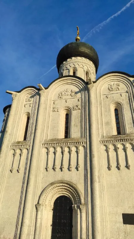 Древнерусский храм на фоне неба