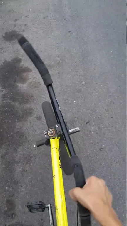 Трюк на жёлтом BMX