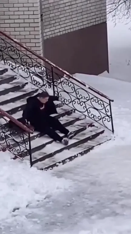 Падение на скользких ступеньках