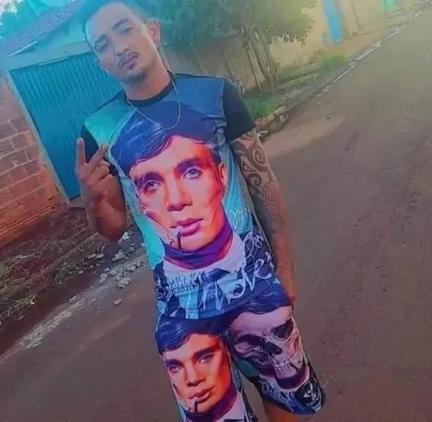 Мужчина в костюме с лицом Томаса Шелби