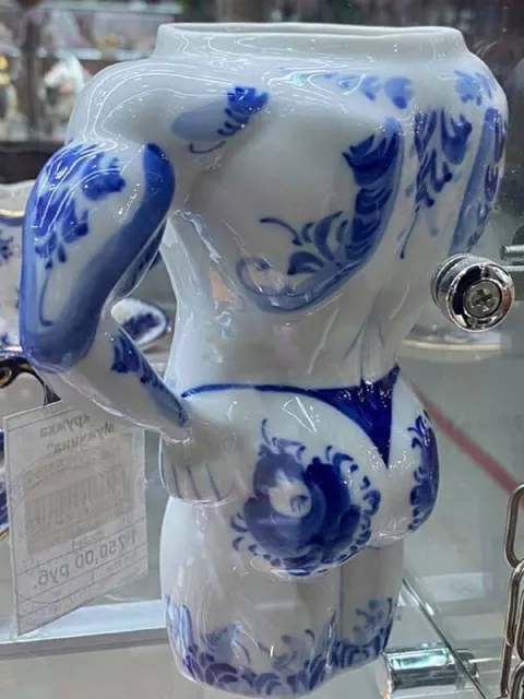 Странная фарфоровая фигурка