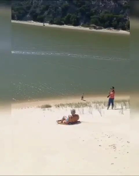Женщина улетела в воду