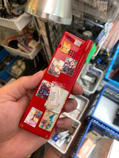 デコられた赤い公衆電話