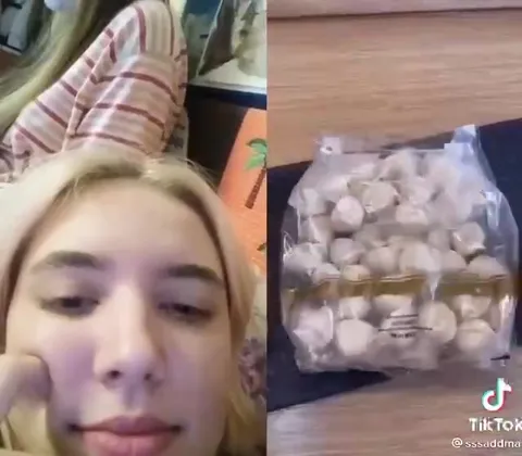Девушка смотрит, пока готовят пельмени