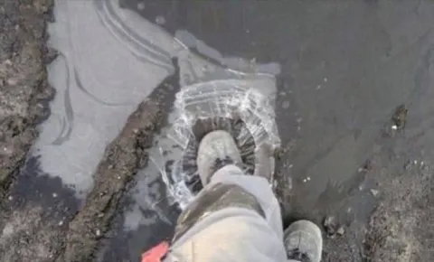 Нога в луже грязи