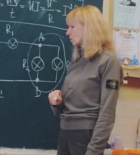 Строгая учительница у доски
