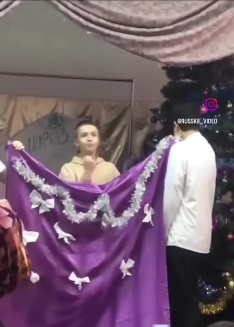 Новогодний спектакль за ширмой
