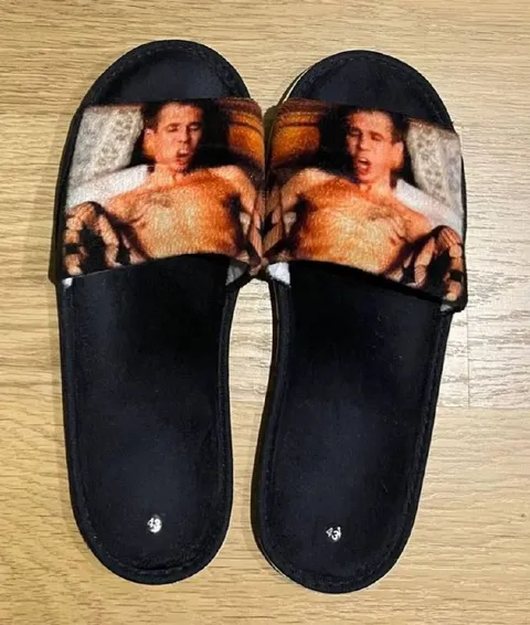 Тапочки с удивлённым мужчиной