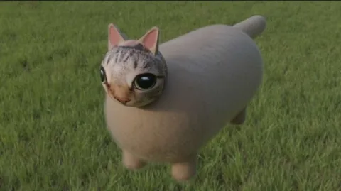 Круглый кот на траве