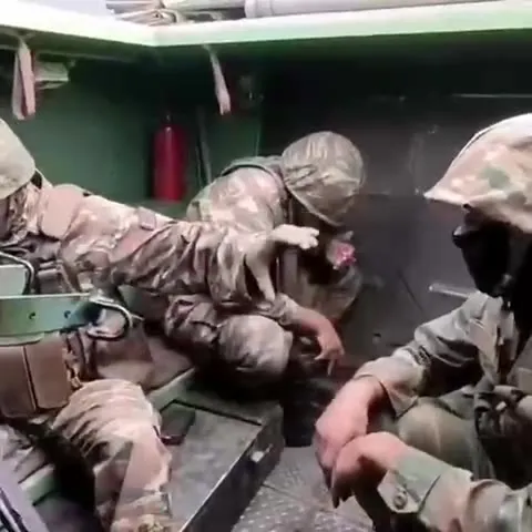 Солдата укачало в бронемашине
