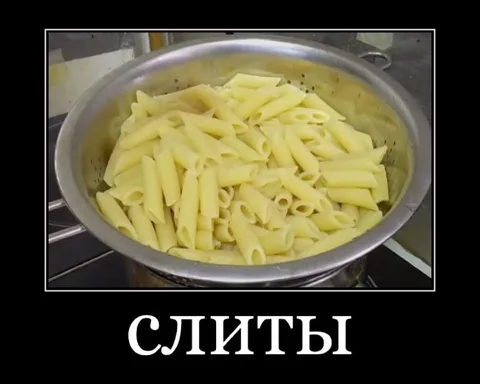 Слиты макароны в дуршлаге