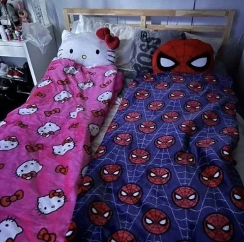 Hello Kitty спит рядом со Спайдерменом