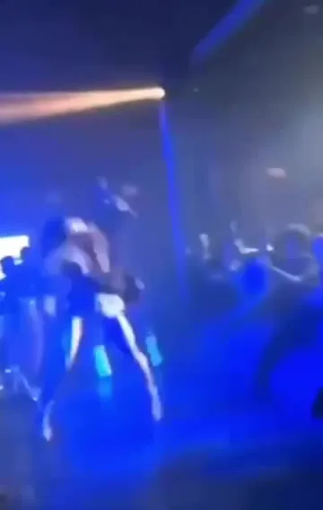 Певица зажигает на сцене