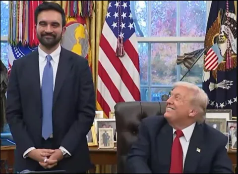 Трамп смеётся рядом с мэром