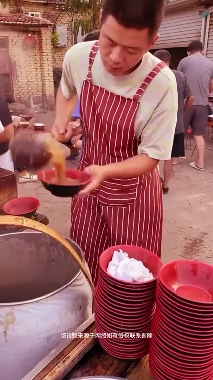 街边摊端碗吃粉