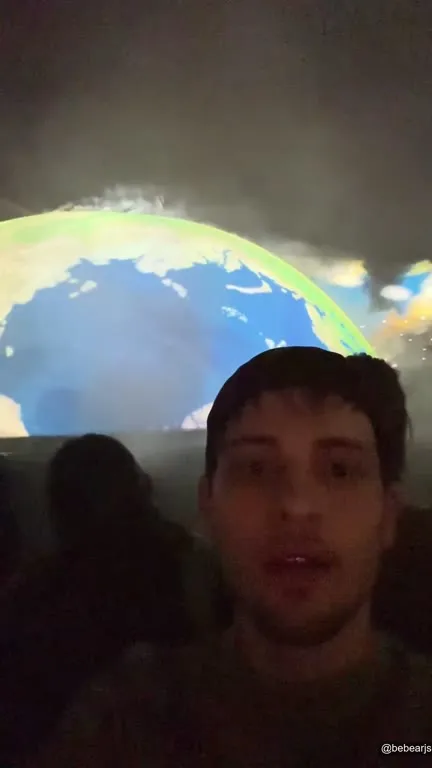 Поющий перед земным шаром