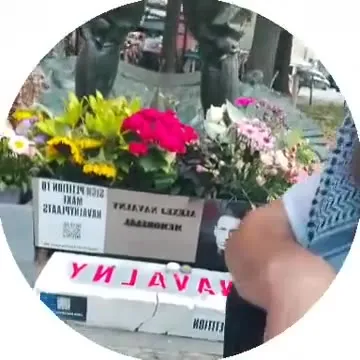 Бородач у памятника