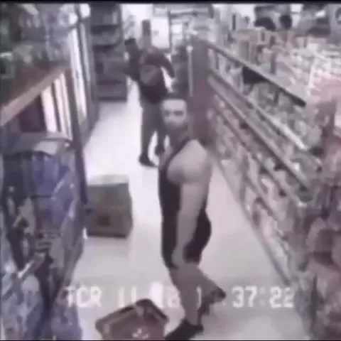 Драка в магазине под грозу