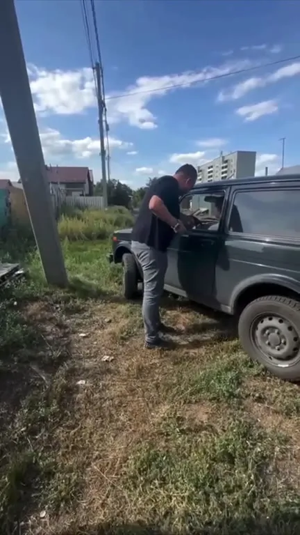 Мужчина уезжает от роя