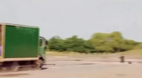 Зелёный грузовик уезжает