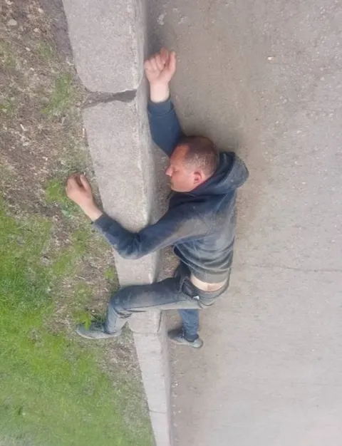 Электромонтер лезет на столб