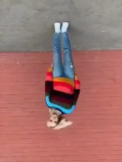 Девушка странно изгибается