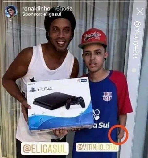 Ronaldinho entrega um PS4