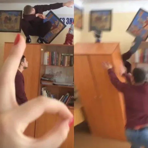 Мужчина спасает картину