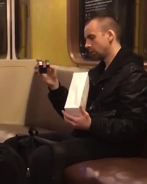 Кубик Рубика в метро