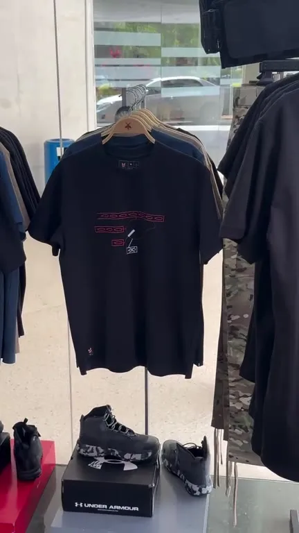 La camiseta viene con arma