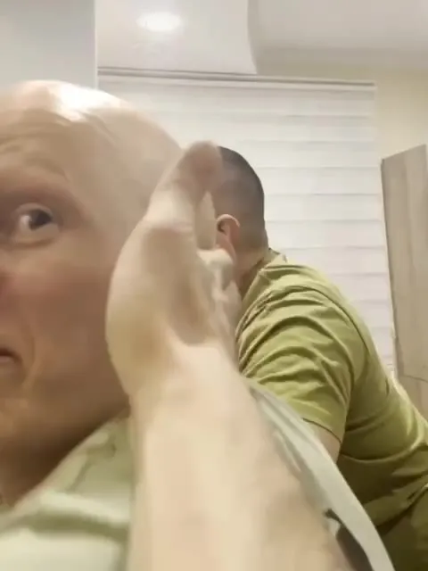 Путин получает пощёчину и смеётся