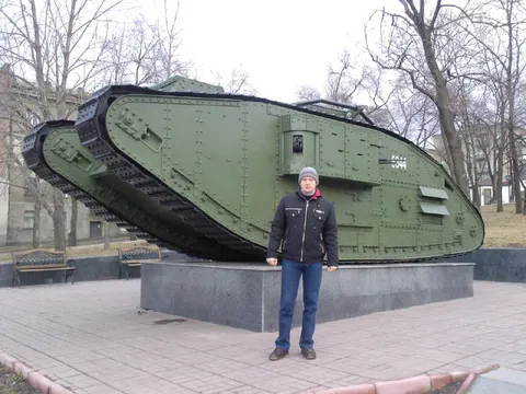 Мужчина рядом с огромным танком