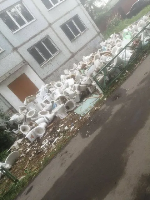 Гора разбитых унитазов