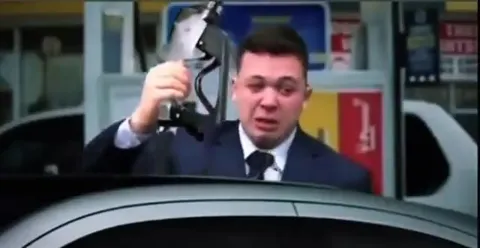 Мужчина кричит на заправке