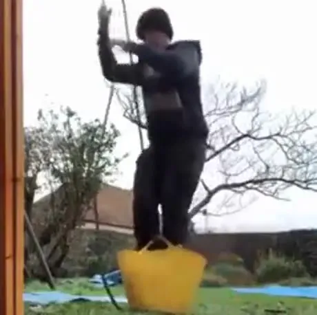 Человек в ведре исчезает