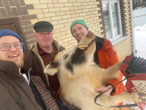 Мужчины и козёл с баяном