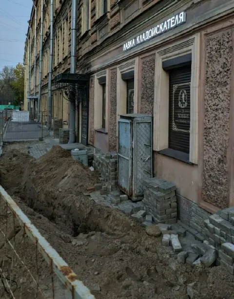 Лавка кладоискателя на раскопках
