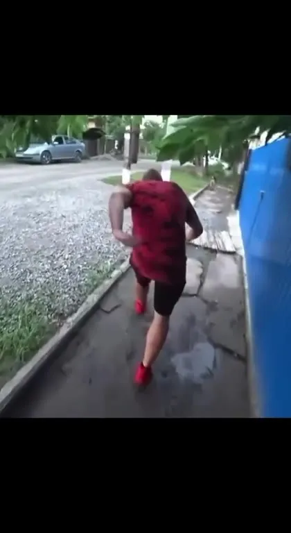 Мужчина убегает от невидимой угрозы