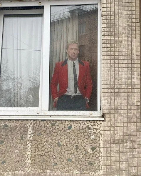 Мужчина за окном