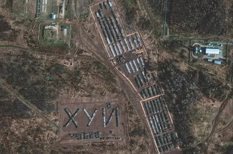 Спутниковый снимок с надписью ХУЙ