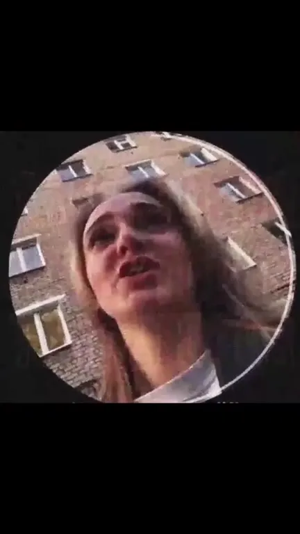 Женщина говорит в камеру и теряет её