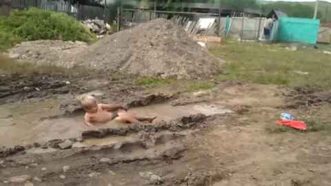 Ребёнок застрял в грязевой луже